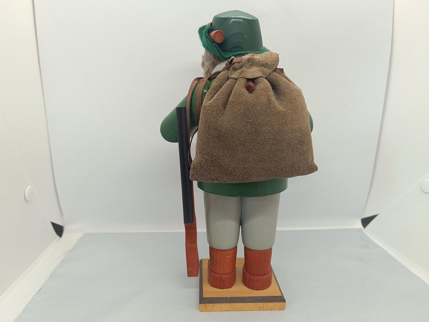 Vintage Wooden Hunter Smoker Raucher 25 cm